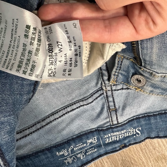 LEVI MID RISE CUFFED STRETCHY MOM JEANS - Picture 9 of 9